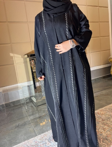صورة   عباية سوداء من قماش الشمواه مطرزة بخيوط بيضاء