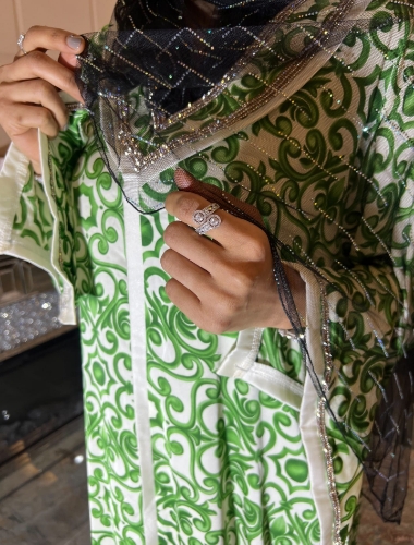 صورة  جلابية جاهزة من الحرير الايطالي ناعم مطرزة بالكريستال